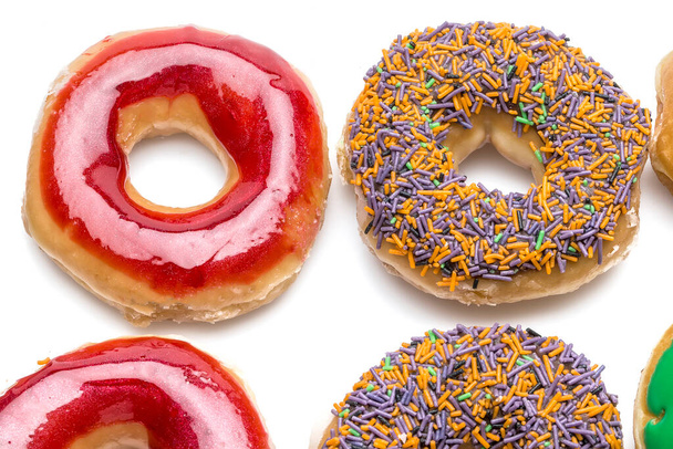 Donuts Set isoliert auf weißem Hintergrund. Man bekommt verschiedene Donuts: mit Schokolade, rosa, mit Streifen, mit Sirup und Zuckerpulver. - Foto, Bild