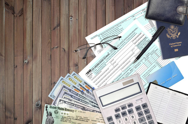 IRS Form 1040 US Individuelle Einkommensteuererklärung mit Erstattungsscheck liegt auf flachem Bürotisch und bereit zum Ausfüllen. US Internal Revenue Services Papierkram Konzept. Zeit, in den Vereinigten Staaten Steuern zu zahlen - Foto, Bild
