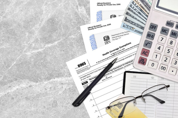 IRS Formular 8965 Health Coverage Exemptions liegt auf dem flachen Bürotisch und kann ausgefüllt werden. US Internal Revenue Services Papierkram Konzept. Zeit, in den Vereinigten Staaten Steuern zu zahlen. Ansicht von oben - Foto, Bild