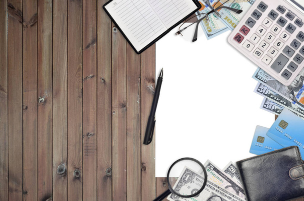 Kantoorflat lay compositie met rekenmachine, adresboek en andere kantoorartikelen op bruin houten tafelondergrond met bovenaanzicht. Boekhoudkundige papierwerk concept - Foto, afbeelding
