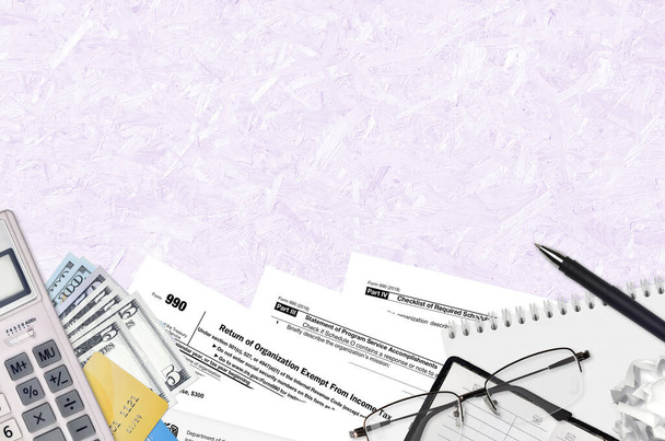 IRS-Formular 990 Die von der Einkommensteuer befreite Steuererklärung liegt auf dem flachen Bürotisch und kann ausgefüllt werden. US Internal Revenue Services Papierkram Konzept. Zeit, in den Vereinigten Staaten Steuern zu zahlen - Foto, Bild