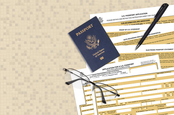 Ministerstvo zahraničí formulář DS11 Žádost o pas USA leží na stole a je připraven k vyplnění. Papírování během operací s koncepcí amerického pasu. Plochý pohled shora - Fotografie, Obrázek