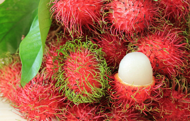 Joukko elinvoimainen väri Kypsä Rambutan Kokonaisia hedelmiä ja avattu Näytä herkullinen mehukas valkoinen liha - Valokuva, kuva