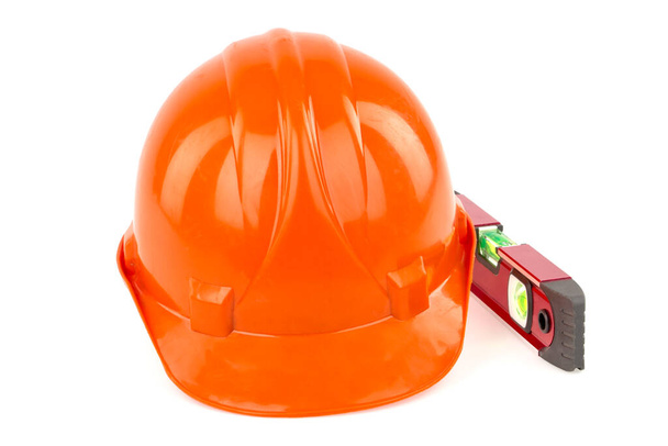 Πορτοκαλί κατασκευή κράνος ασφαλείας σε λευκό φόντο. Ασφάλεια Κράνος Μηχανικός Εξοπλισμός οικοδομών. - Φωτογραφία, εικόνα