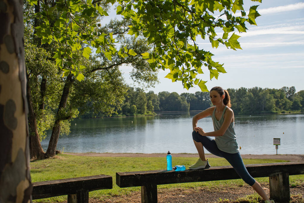 Женщина, сидящая в парке после тренировки
 - Фото, изображение
