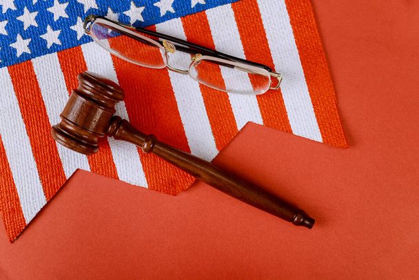 Δικαιοσύνη γραφείου με δικαστή Gavel με τη σημαία των Ηνωμένων Πολιτειών στη νομοθεσία - Φωτογραφία, εικόνα
