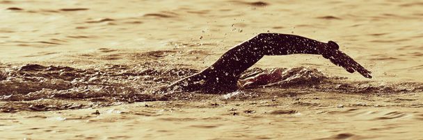 Silhouette Man Triathlon Iron Man Athlet Schwimmer Schwimmen - Foto, Bild