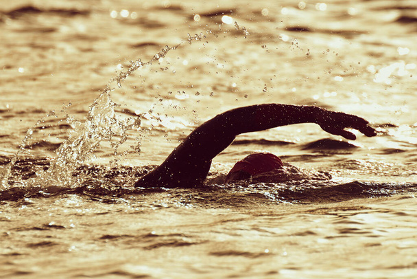 Siluetti mies triathlon rauta mies urheilija uimarit uinti - Valokuva, kuva