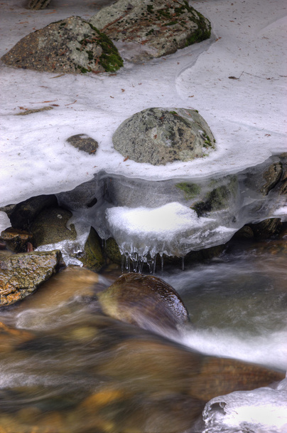 rivière qui coule en hiver
. - Photo, image