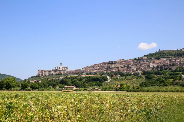 Вид на Ассизи, Италия
 - Фото, изображение