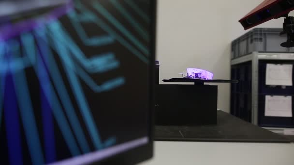 Ingeniero de calidad escaneando algunas molduras por escáner 3D óptico profesional con un tocadiscos, concepto de metrología
 - Metraje, vídeo