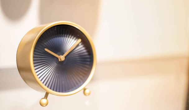 Il moderno orologio d'oro sul mucchio di libri sullo sfondo di legno per mostrare la tempistica della vita e del tempo è concetto importante.  - Foto, immagini