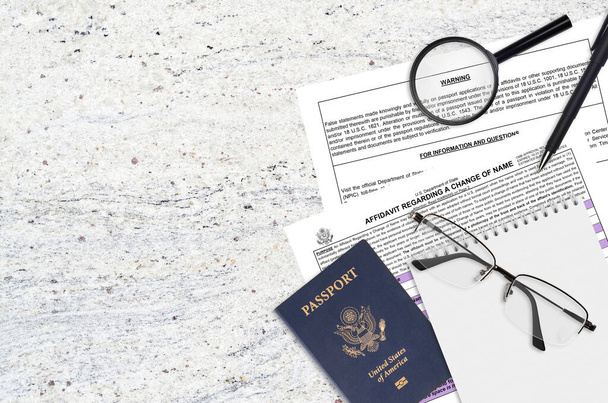 Departament Stanu formularz DS60 Oświadczenie dotyczące zmiany nazwy leży na stole i gotowy do wypełnienia. Dokumenty podczas operacji z koncepcją amerykańskiego paszportu. Płaski widok z góry - Zdjęcie, obraz