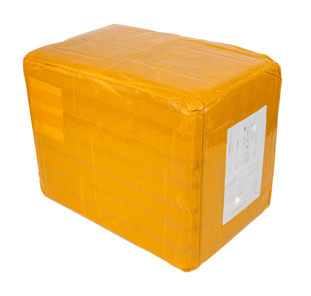 tekturowe pudełko na paczki całe owinięte żółtą taśmą klejącą izolowaną na białym tle - Zdjęcie, obraz
