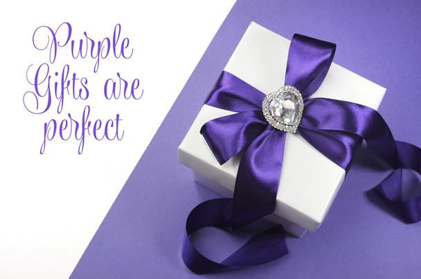 Hermosa cinta púrpura en regalo blanco para ocasiones especiales
. - Foto, imagen