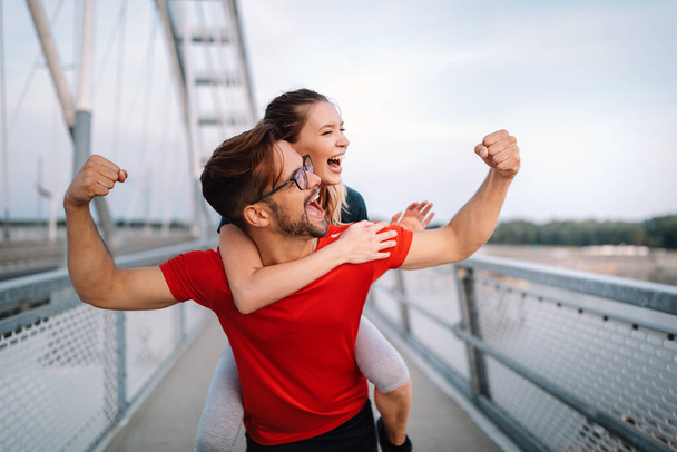 Sport koppel. Jongeman en vrouw joggen buiten leven gezond leven - Foto, afbeelding