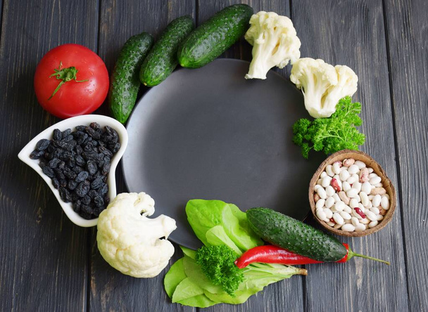 Piano di dieta con verdure su uno sfondo scuro di legno - Foto, immagini
