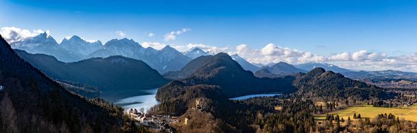 Vista panorámica de los Alpes bávaros y el lago con el famoso castillo de Hohenschwangau y el lago Alpsee, el lago Schwansee en un día soleado en invierno, Schwangau, Baviera, Alemania
 - Foto, imagen