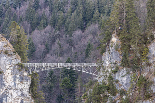 Marys Köprüsü Marienbruecke 'nin, ünlü Neuschwanstein Şatosu yakınlarındaki Pollat Poellat geçidi üzerindeki göz kamaştırıcı manzarası. Arka planda kar dağları ve mavi gökyüzü, Almanya, Bavyera - Fotoğraf, Görsel