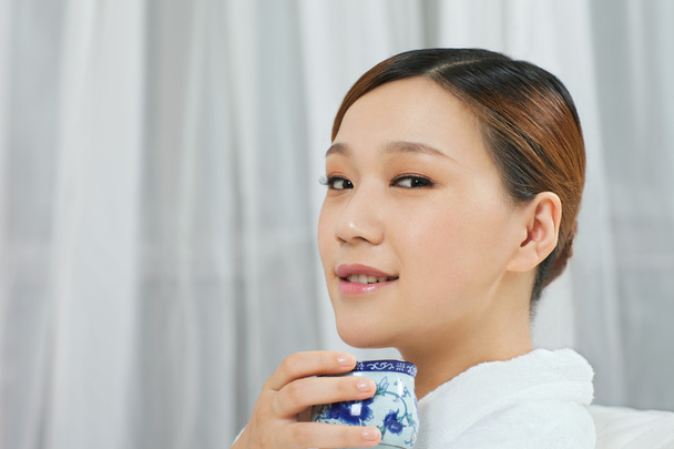 Young woman drinking tea - Fotografie, Obrázek
