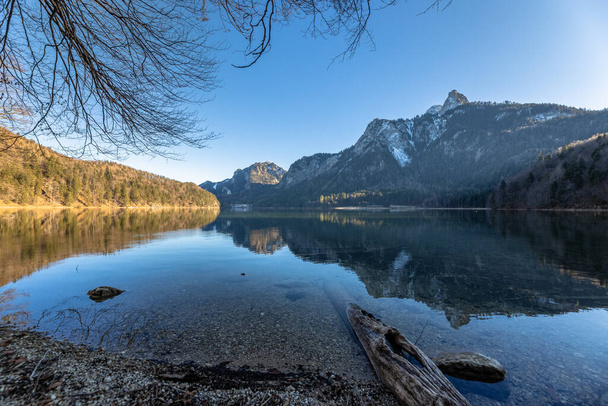 Приголомшливий вид на озеро Альпзе взимку з Альпами Нойшванштейна і Баварії на задньому плані і красивими відображеннями у воді, Швангау, Баварія, Німеччина. - Фото, зображення