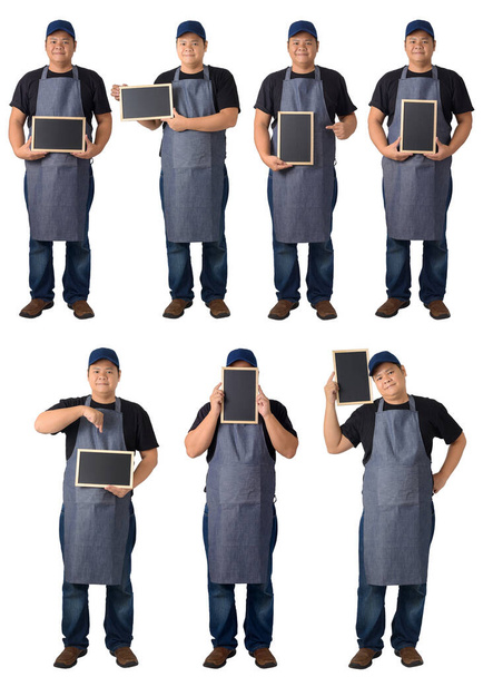Kollektionssatz von Vollkörperarbeiter Mann oder Serviceman in schwarzem Hemd und Schürze hält Kreidetafel isoliert auf weißem Hintergrund - Foto, Bild