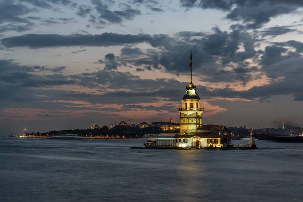 Maidenova věž (Kiz Kulesi) při západu slunce. Istanbul, Turecko - Fotografie, Obrázek