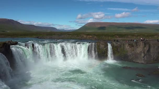 Island. Mocné vodopády přitahují miliony turistů z celého světa do této země - Záběry, video