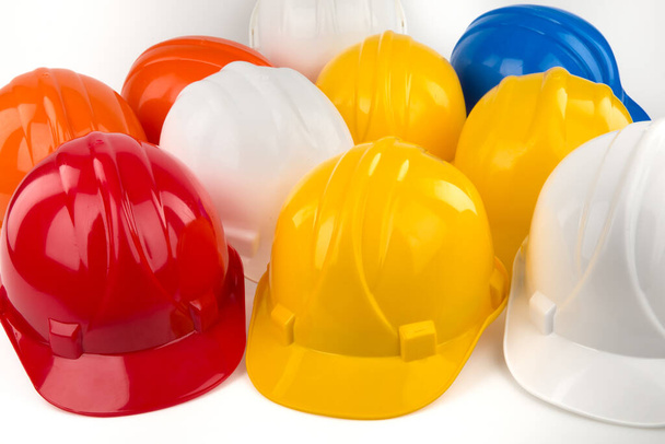 sombrero de casco de seguridad duro blanco, amarillo y azul para el proyecto de seguridad del trabajador como ingeniero o trabajador, en piso de hormigón en la ciudad
. - Foto, imagen