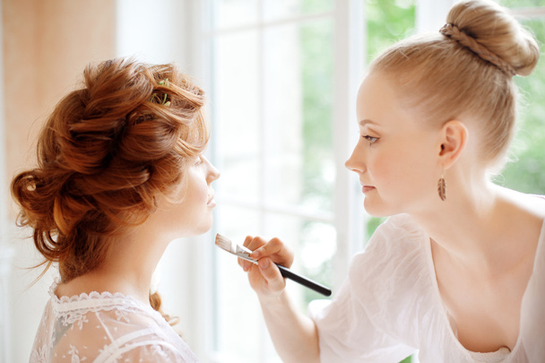 Stylist makes makeup bride on the wedding day - Foto, Imagen
