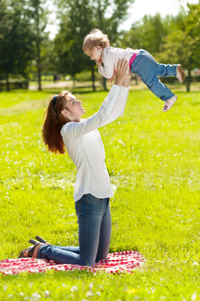 Beauty Mom and baby outdoors. Happy family playing in nature. Mo - Foto, Imagen