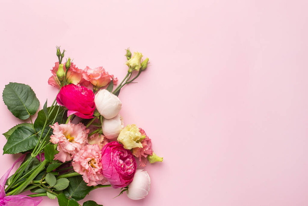 Pink and white flower bouquet on pastel background with copyspace top view - Foto, imagen