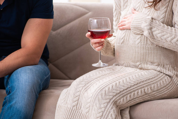 Homem e mulher grávida no conceito de alcoolismo
 - Foto, Imagem