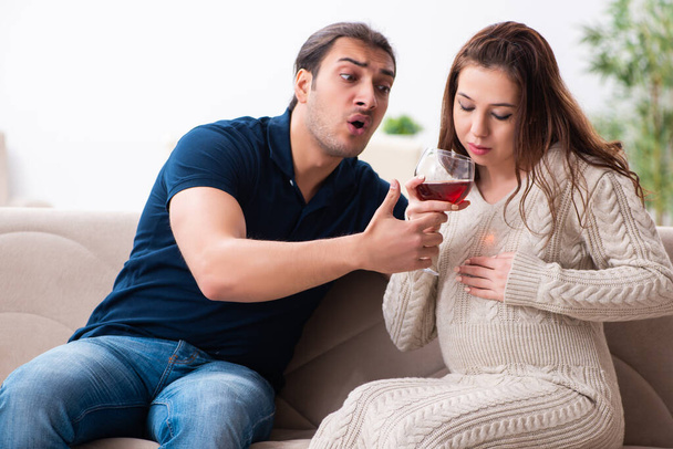 Hombre y mujer embarazada en concepto de alcoholismo
 - Foto, Imagen