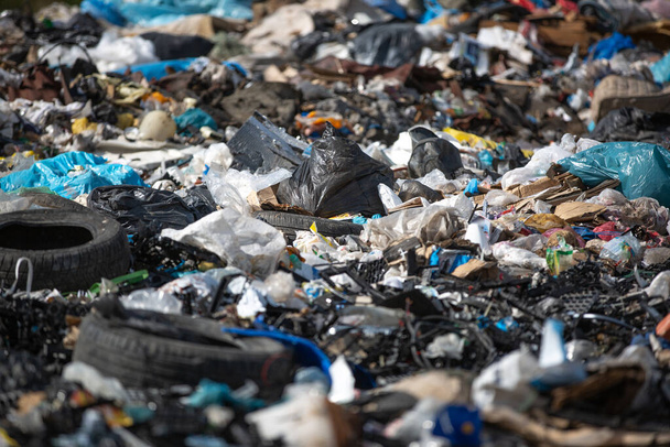 Концепція забруднення сміттєзвалища в смітті, сміттєзвалищі або звалищі, відходи від побутових, глобальне попередження
 - Фото, зображення