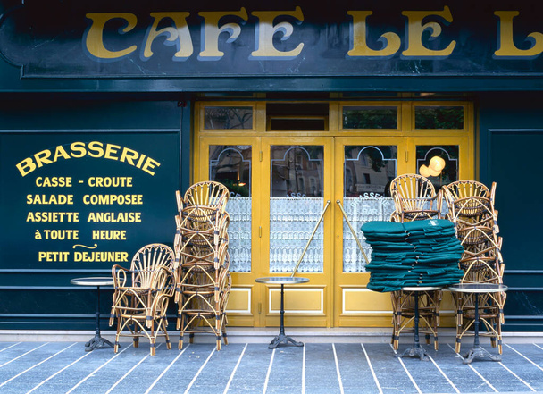 Csomózott székek egy zárt szabadtéri étteremben a Corvid 19 miatt - Fotó, kép