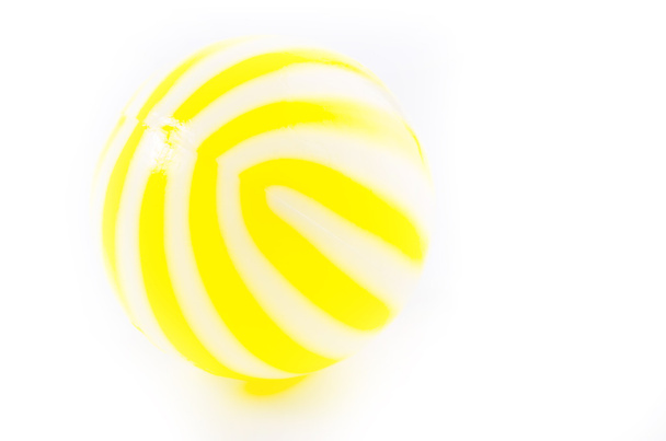 żółta kula izolowana na białym tle - Zdjęcie, obraz