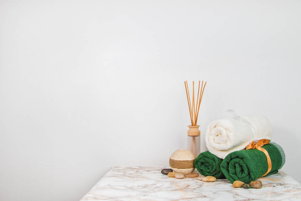 Objetos y elementos del spa sobre una mesa de mármol y fondo blanco
 - Foto, Imagen