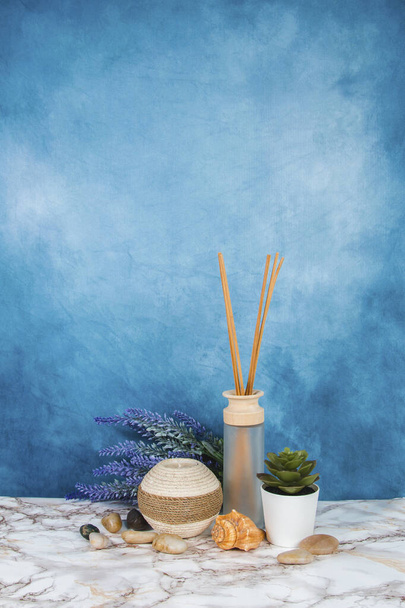 Lázeňské objekty a prvky na mramorovém stole a modré pozadí - Fotografie, Obrázek