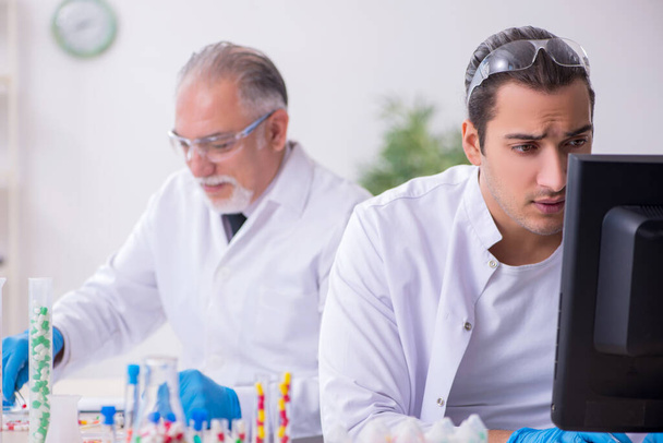 Two chemists working in the lab - Foto, imagen