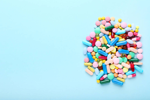 Colorful pills on blue background - Foto, Bild