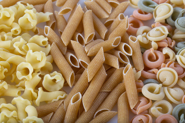 Variedad de tipos y formas de pasta italiana seca. Varias pastas. Concepto de cocina. Concepto dietético y alimentario
. - Foto, imagen