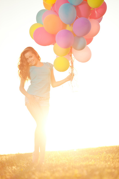 С днем рождения женщина против неба с радужной цвета воздуха ба
 - Фото, изображение