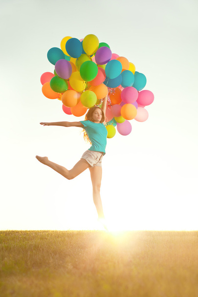 З днем народження жінка на небі з веселковим кольором повітря Ba
 - Фото, зображення