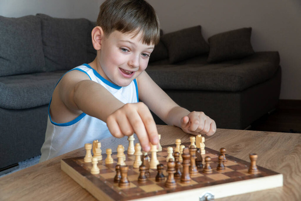 Ein lustiges Spiel mit Kindern im Schach - Foto, Bild