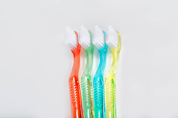 spazzolino colorato isolato su sfondo bianco  - Foto, immagini