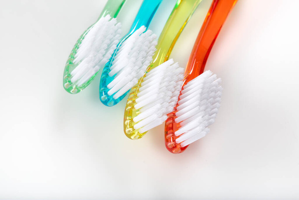 brosse à dents colorée isolée sur fond blanc - Photo, image