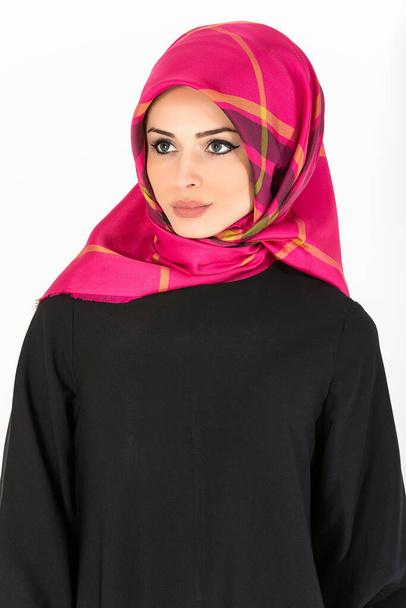 Bella donna musulmana in hijab
 - Foto, immagini