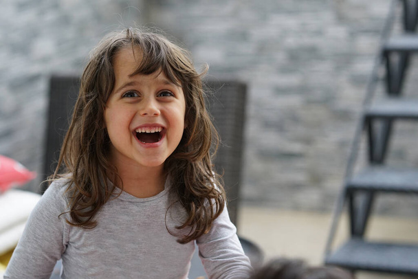 Ritratto di una bambina italiana sorridente felice - Foto, immagini