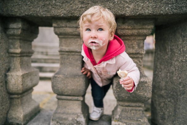 портрет маленькой девочки с мороженым
 - Фото, изображение